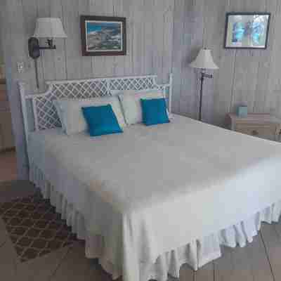 The feeling of an Island apart, surrounded by water! Convenient location. Rooms