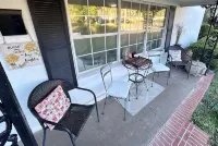 Spacious 5 Bedroom Home, two blocks to FSU. Oversized parking for up to 8 cars - Alojamientos