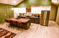 Cozy New Cabin. Walking distance to wedding venue, Chalet View Lodge! - Boutique