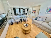 Cozy, Relaxing, Center City Retreat with Private Rooftop Deck! - 4-نجوم