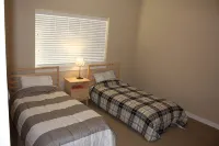 Oyhut Bay  *Spacious 2BR/2BA+ Den Free WiFi Big Kitchen Gas Fireplace - Homestays