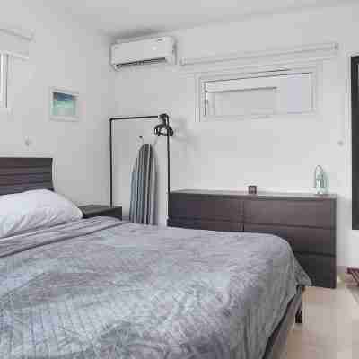 Large, Modern apartment with pool in exclusive Malmok/Arashi area, near beach. Rooms
