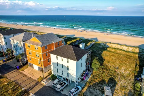 Boho Beachfront Condo with MASSIVE Balcony - 4성급