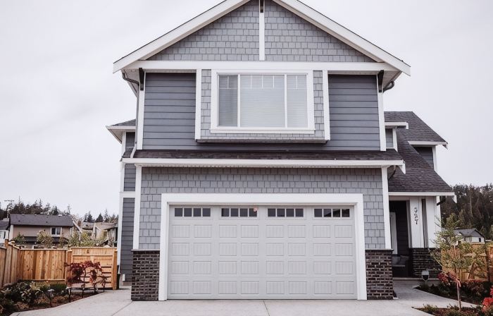 Quiet, above-garage suite in Royal Bay