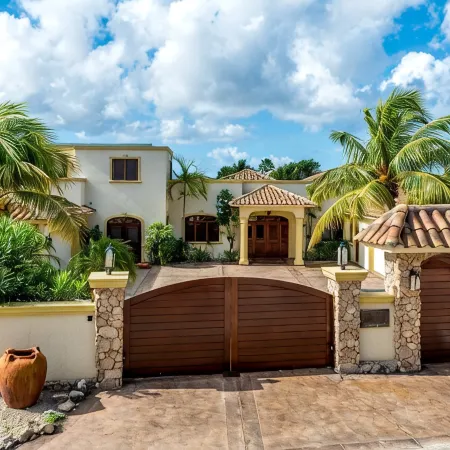 Sophisticated Oceanfront Villa, Beach Access