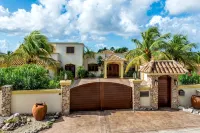 Sophisticated Oceanfront Villa, Beach Access - Gym