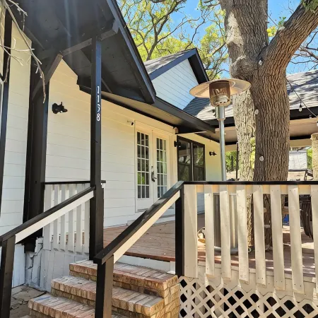 Cozy lake side villa for family getaway. Pet-friendly