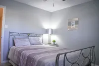 A.L.I. Place is a newly renovated 3 bedroom/2 bathroom home 5 min. from airport. - 4 stjerner