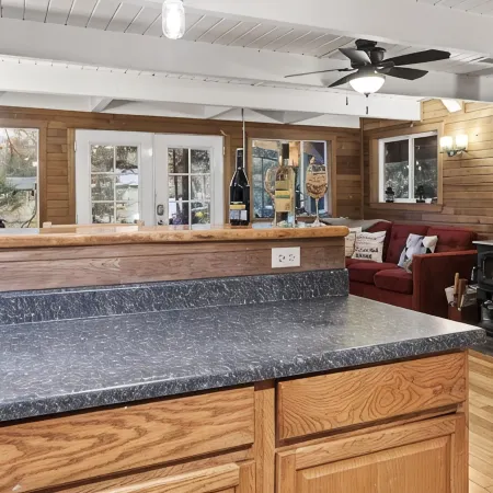 Cabin Vibes & Family Friendly w-Private Hot Tub Steps to Rainier