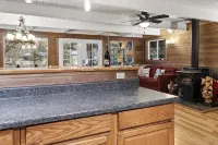 Cabin Vibes & Family Friendly w-Private Hot Tub Steps to Rainier - Alppimaja