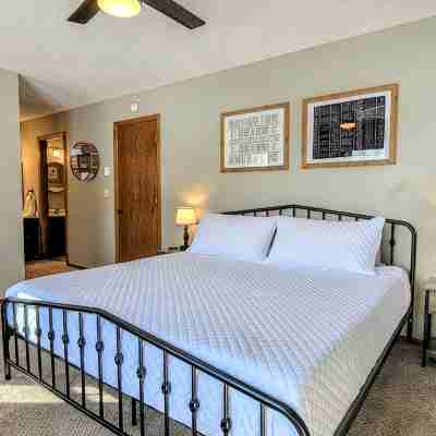Breezy Hills - Unit 4; Lake Bemidji, King Bed, Kayaks, PB Trail Private Access Rooms