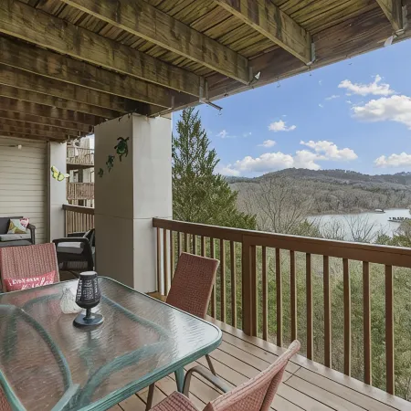 3 Min to Sdc. Walkin 2Br,2 Bath. Condo, Beautiful View of Trl and the Ozark Mtns
