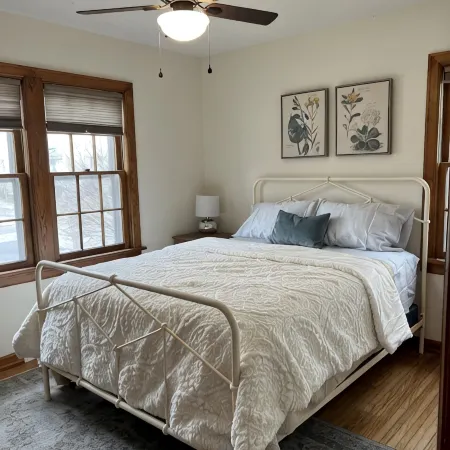 Charming 2 bedroom cottage close to downtown