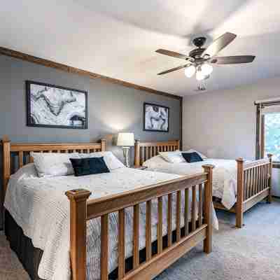 Poolside Villa on Lake Delton Rooms