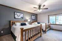 Poolside Villa on Lake Delton - Villa
