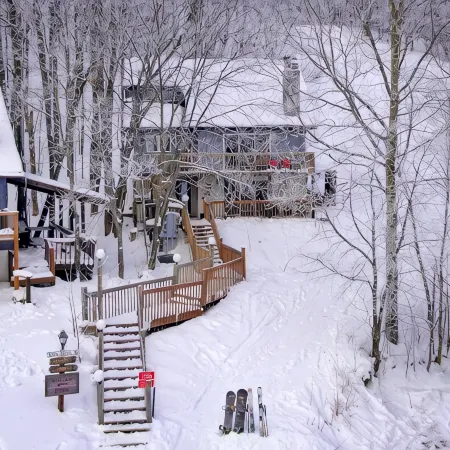 Ski-in ski-out 3 Bdrm Chalet w sauna on slopes & lake - Sleeps 8