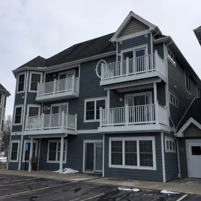 Downtown Traverse City Condo, close to shops, food, recreation, beaches. - ห้องครัว