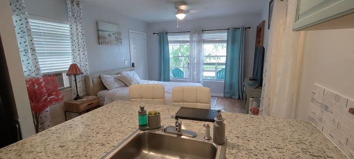 Romantic getaway, lakeview 5 min from the Downtown! クラモントのホテル