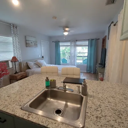 Romantic getaway, lakeview 5 min from the Downtown!