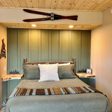 Newly Remodeled Fireplace Studio Ski-in/Ski-Out Condo-Balcony, Pool & Hot Tub