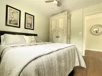 Quaint 2 bedroom cottage at Bass Lake-paddle boards, kayaks, private ramp, bikes - 홈스테이