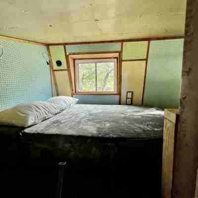 Unique Tilted Treehouse, Private Hot Tub, VIEW on acreage Rooms