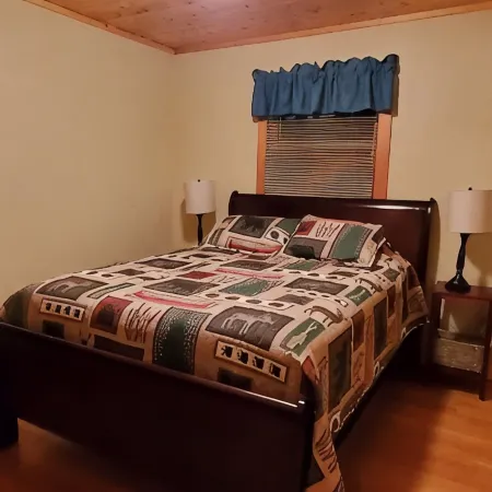 Lakeview Lounge. 3 bedroom cabin surrounded by national forest.