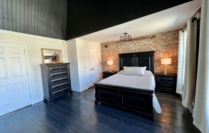 Historic Skylight Studio - 1 Bedroom Apartment