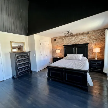 Historic Skylight Studio - 1 Bedroom Apartment