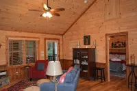 Cozy Cabin for 4 with 2 King beds, 2 full baths, 2 fireplaces and upscale Decor! - balcony