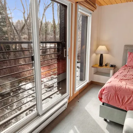 Large, Luxurious Riverfront Townhouse