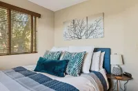 WOW! 4BR Cabin w/ EPIC Lake Views, Hot Tub, Lake Access. Arcade Games. Pets OK - Chalets