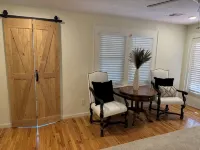 Best Location, comfy bungalow just a10 min.walk to OU Stadium or Campus Corner - Homestays