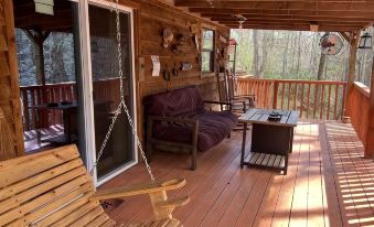 Cozy 2BR/1B cabin overlooking a beautiful creek with access to Catoosa WMA.