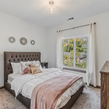 Entertainment District -Walk to Stadiums - Near Six Flags -Sleeps 8