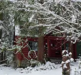 Laughing Bear Log Cabin, historical, sleeps 8, full kitchen, 2 dining areas!! - Chalets