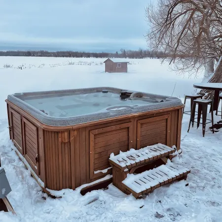 Country Living Custom Built Log Home with Hot Tub and Sauna