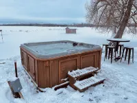 Country Living Custom Built Log Home with Hot Tub and Sauna - 4-Star