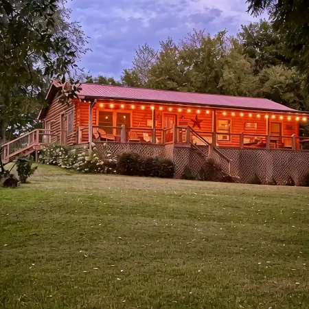 "River House" Log Cabin Nestled near the Red River