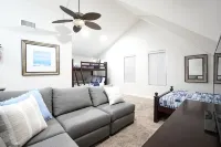 Sweet 4 Bedroom, 3 Bath Plus Loft Bedroom, Pool Home - Homestays
