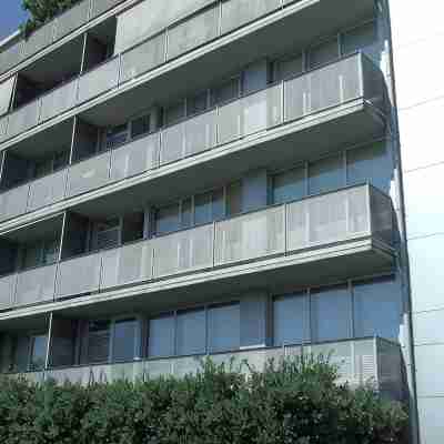 Modern-light-quiet and comfortable apartment T1 with private garage Hotel Exterior
