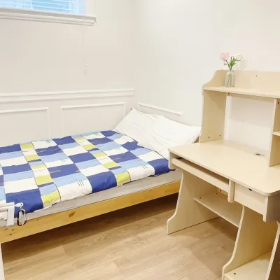 Peaceful room with Kitchen, Washing Machine and Internet near Beach, Broadway, DT Hoteles cerca de Playa Spanish Banks