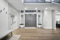 Lakeside Getaway - Games, HotTub & Space to Gather - Pools