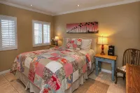 Steps to the Sand: Enjoy beach views & a private fenced yard. Great for families - Tiny houses