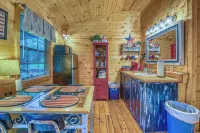 The Patriot Cabin -  Rustic Charm & Modern Comfort, Sleeps 4 - Wifi