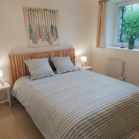 Beautiful house, sea 400m, hiking, quiet enclosed garden bright room Wc on ground floor