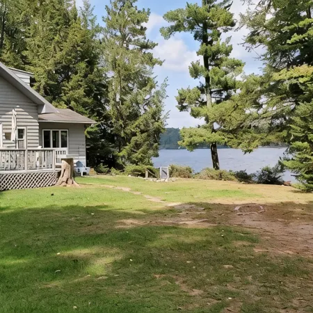 Secluded 2 Acre Lakeside Home, Boat & Motor Included on 5 Lake Chain. Free Wi-Fi