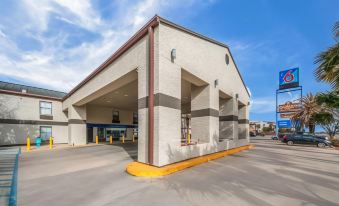 Studio 6 Laredo, TX - North I 35