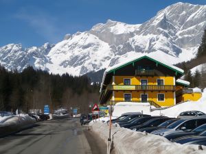 萊德勒自行車加白雪餐廳酒店