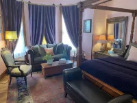 Vineyard Mansion Carriage House Hotels near rue21